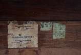 Móvel étager de madeira nobre, estilo colonial,... - Móvel étager de madeira nobre, estilo colonial, com duas portas e prateleira interna, alçada superior com nicho central e prateleira. Moldura re...