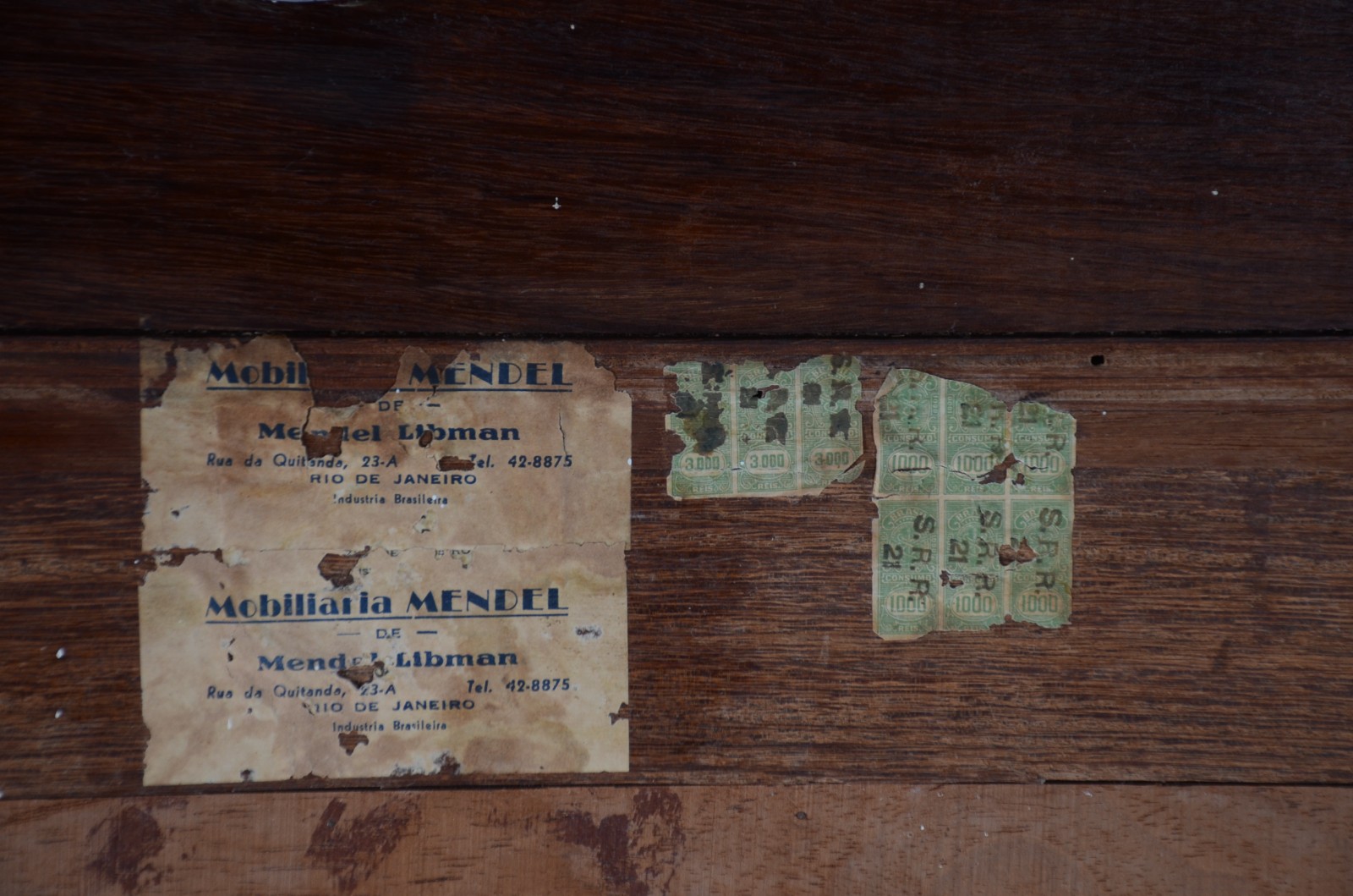Móvel étager de madeira nobre, estilo colonial, com duas portas e... - foto 9 de 9
