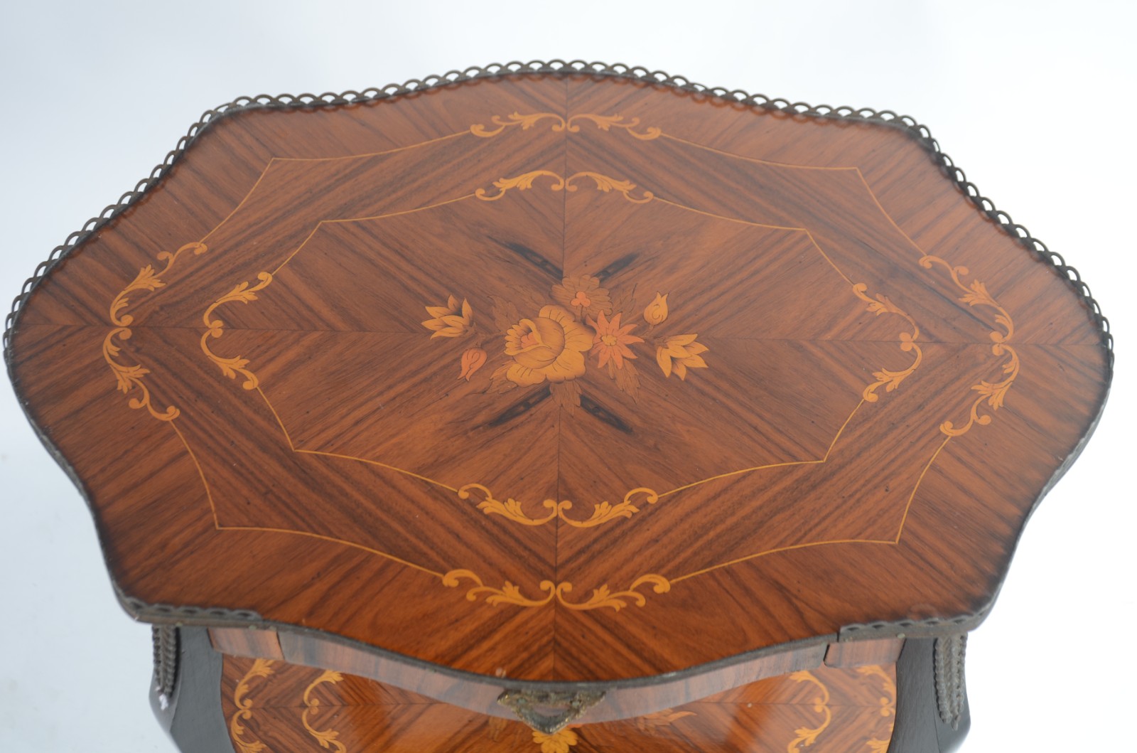 Mesa lateral de madeira nobre, estilo frances, uma gaveta e platô... - foto 4 de 8
