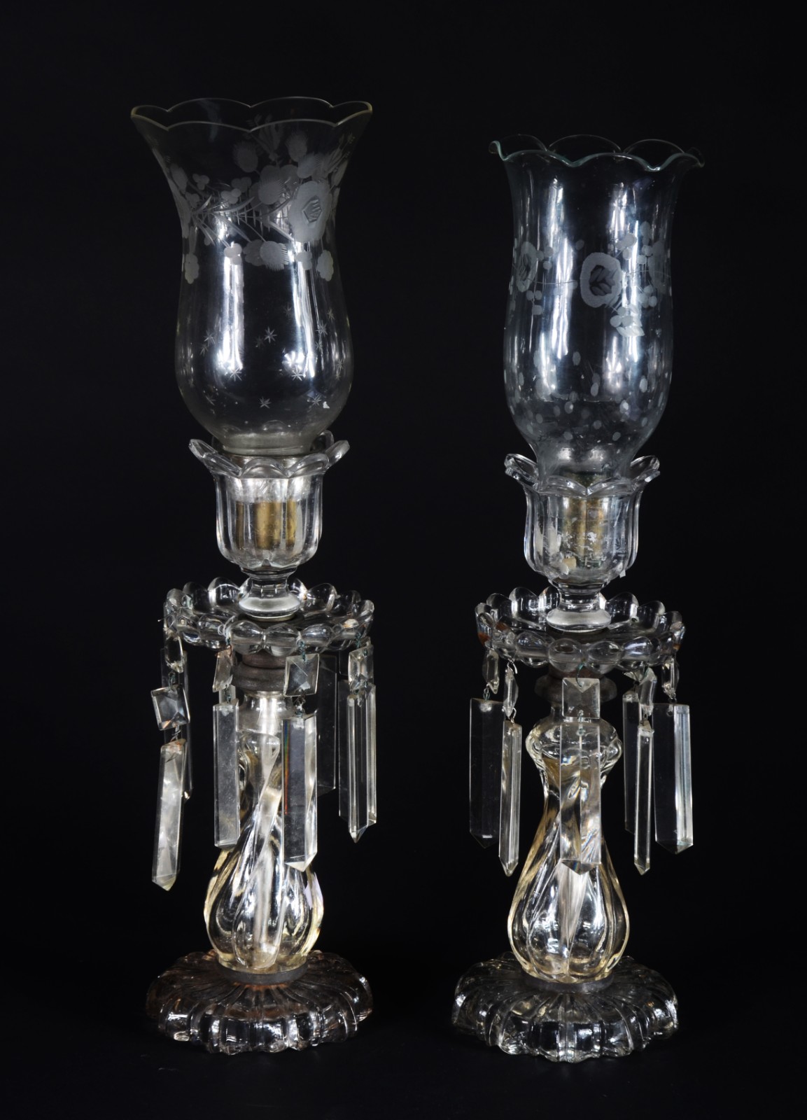 Par de castiçais de vidro/cristal com pingentes lapidados (faltando... - foto 1 de 8