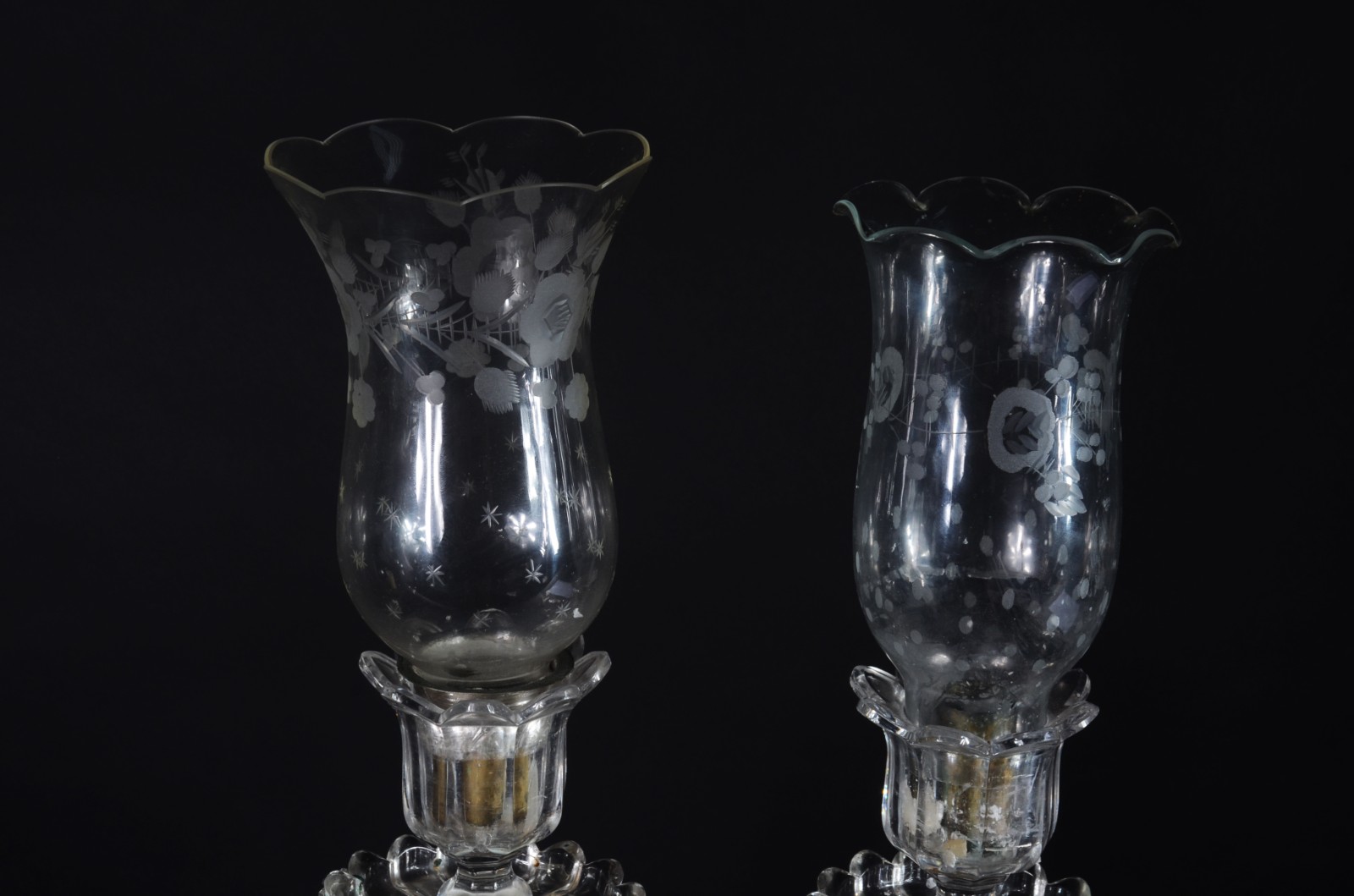 Par de castiçais de vidro/cristal com pingentes lapidados (faltando... - foto 2 de 8