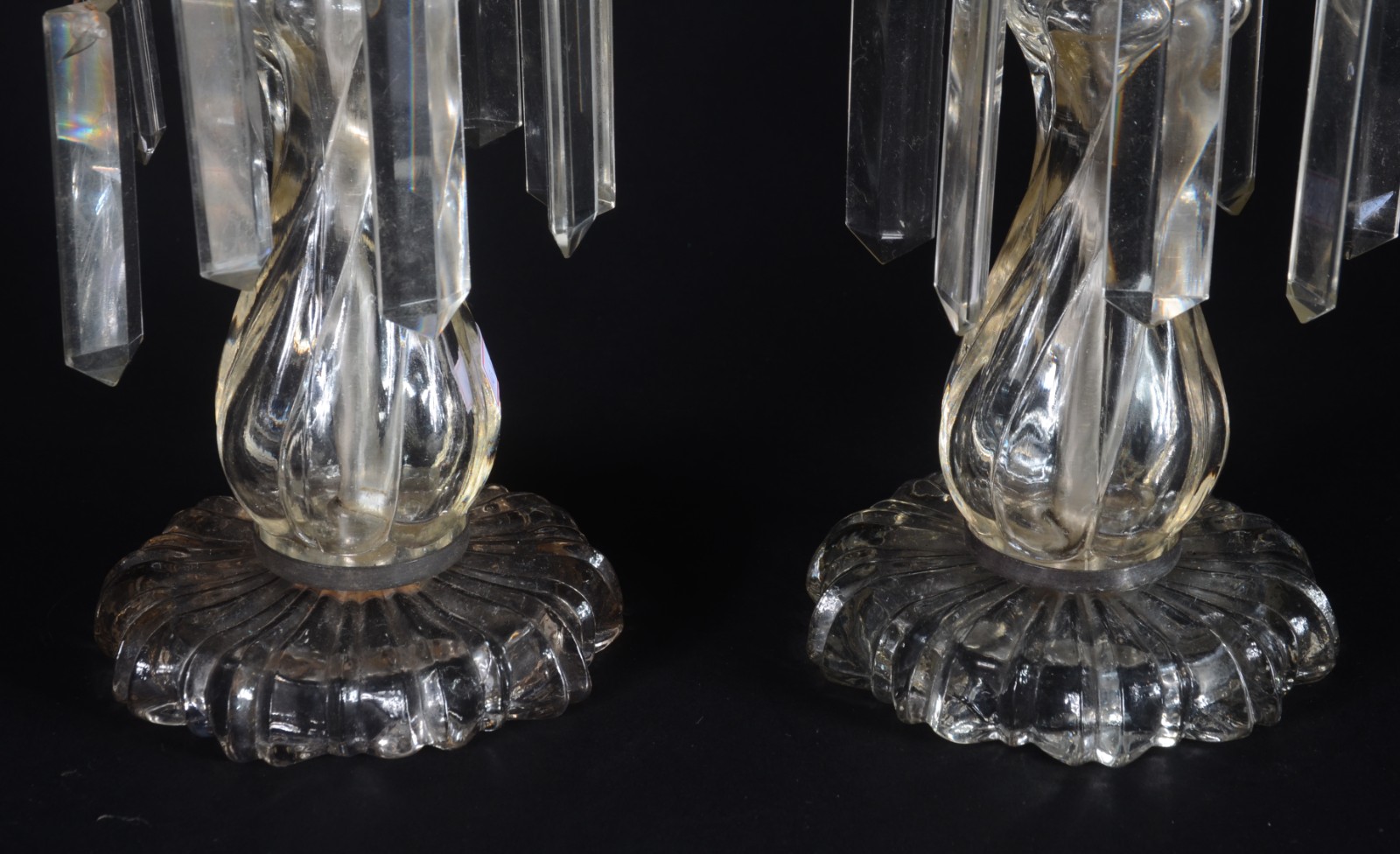 Par de castiçais de vidro/cristal com pingentes lapidados (faltando... - foto 8 de 8