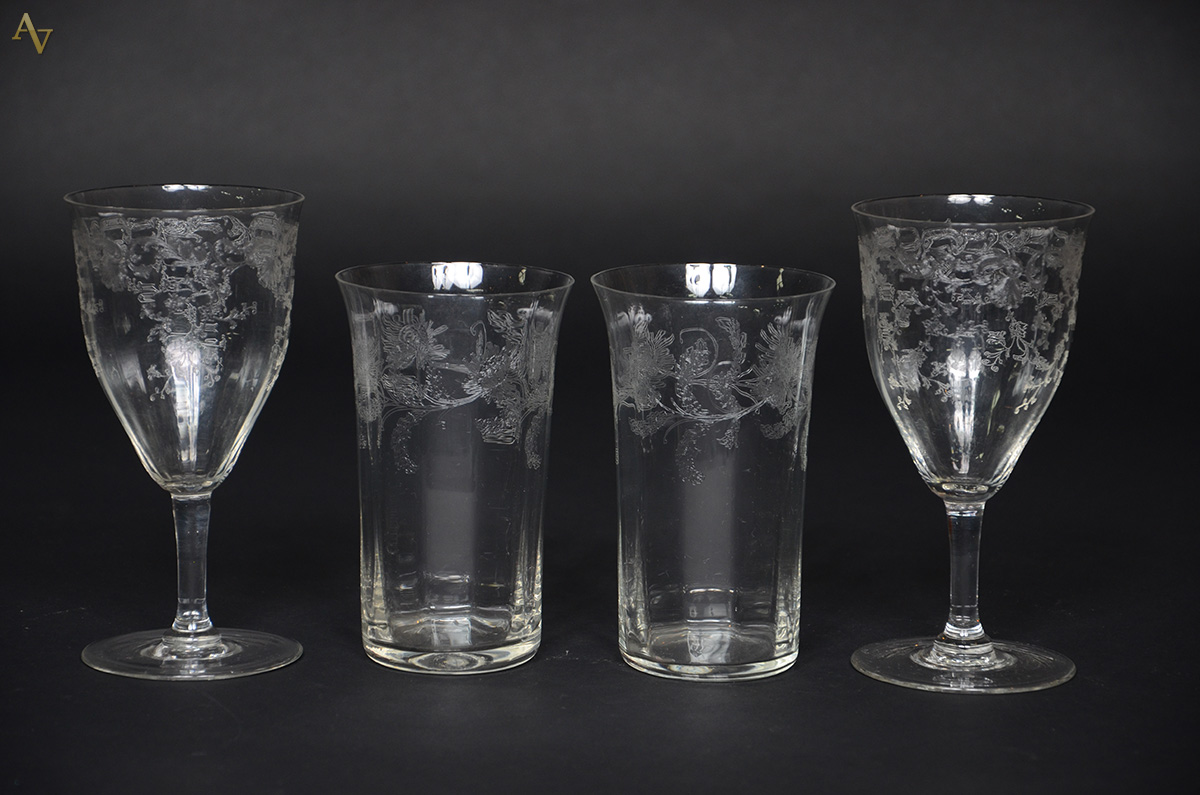 Conjunto de cristal lavrado, sendo 6 cálices para vinho e 11 longos...