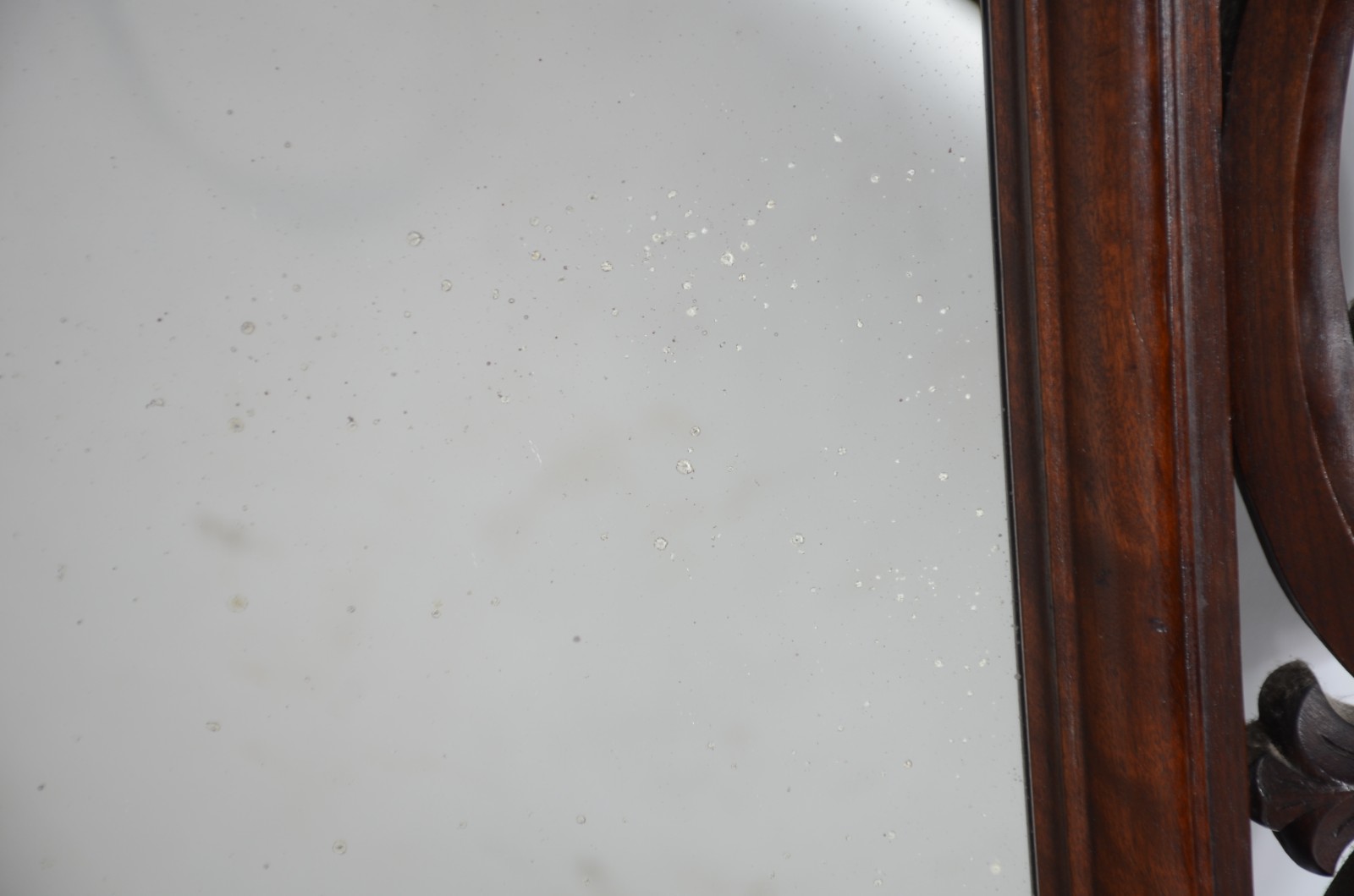 Espelho de cristal com moldura de madeira trabalhada com concheados e... - foto 8 de 10