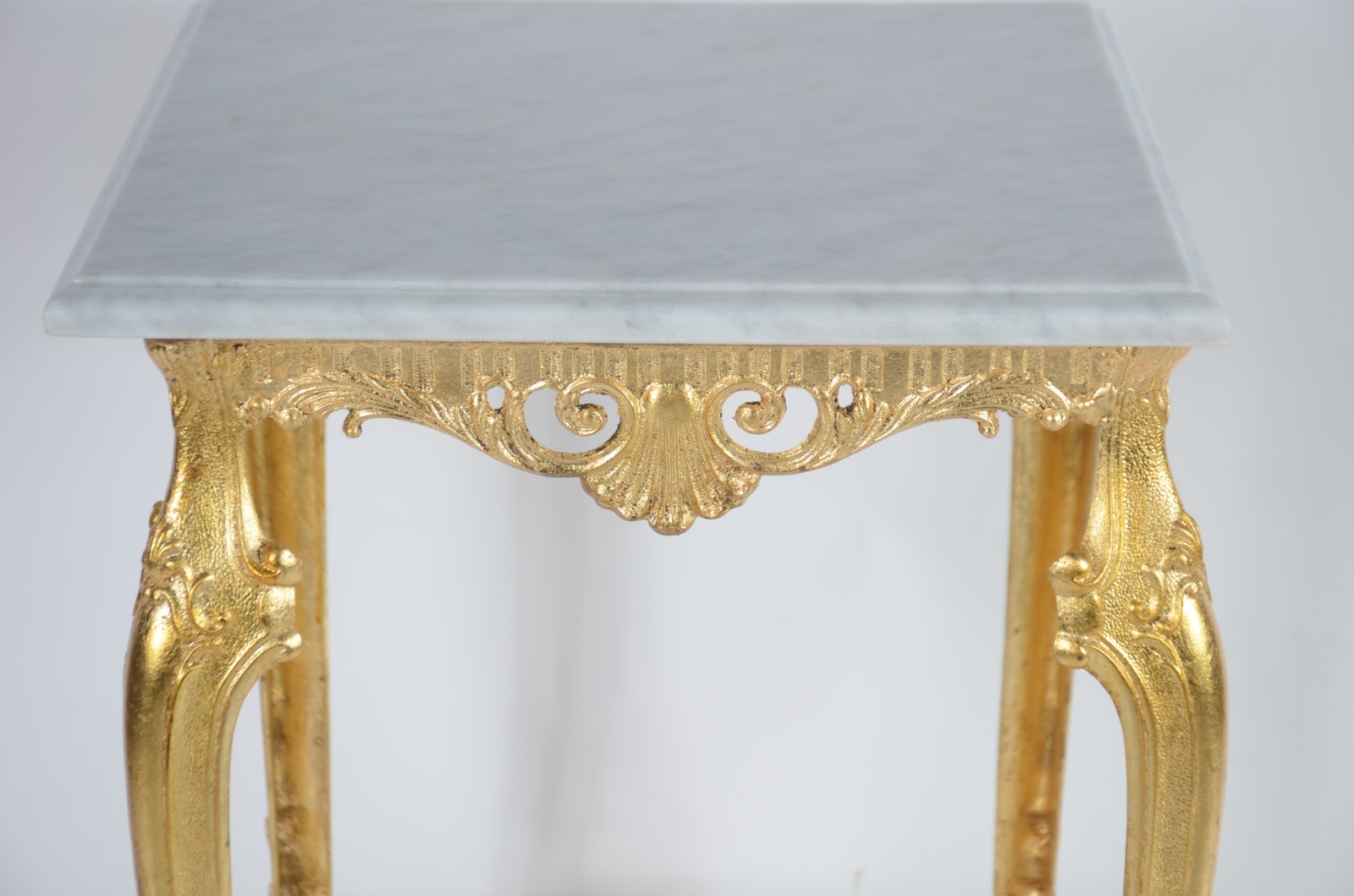 Elegante coluna de bronze com tampo e platô inferior de mármore... - foto 3 de 7