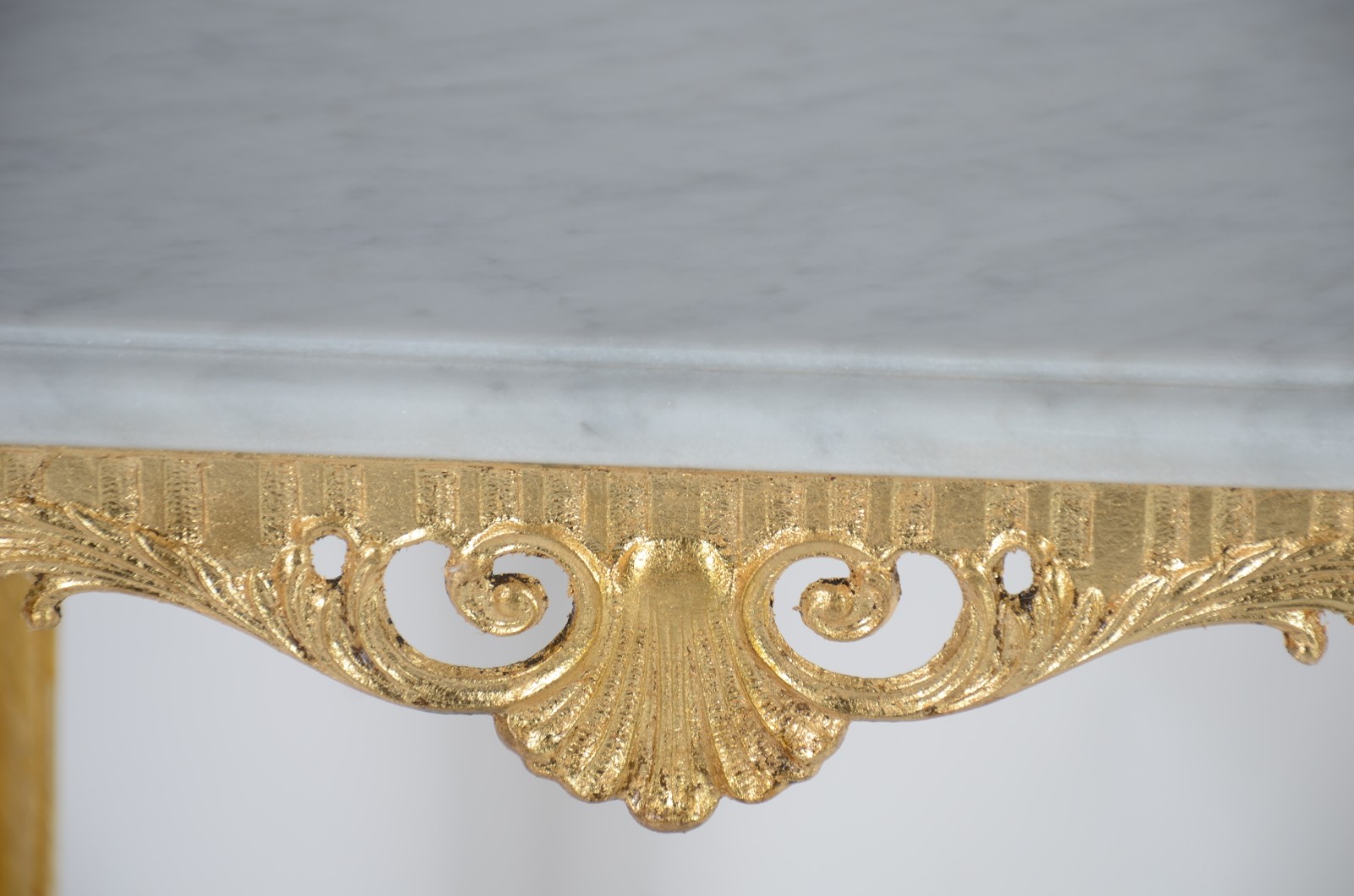 Elegante coluna de bronze com tampo e platô inferior de mármore... - foto 4 de 7