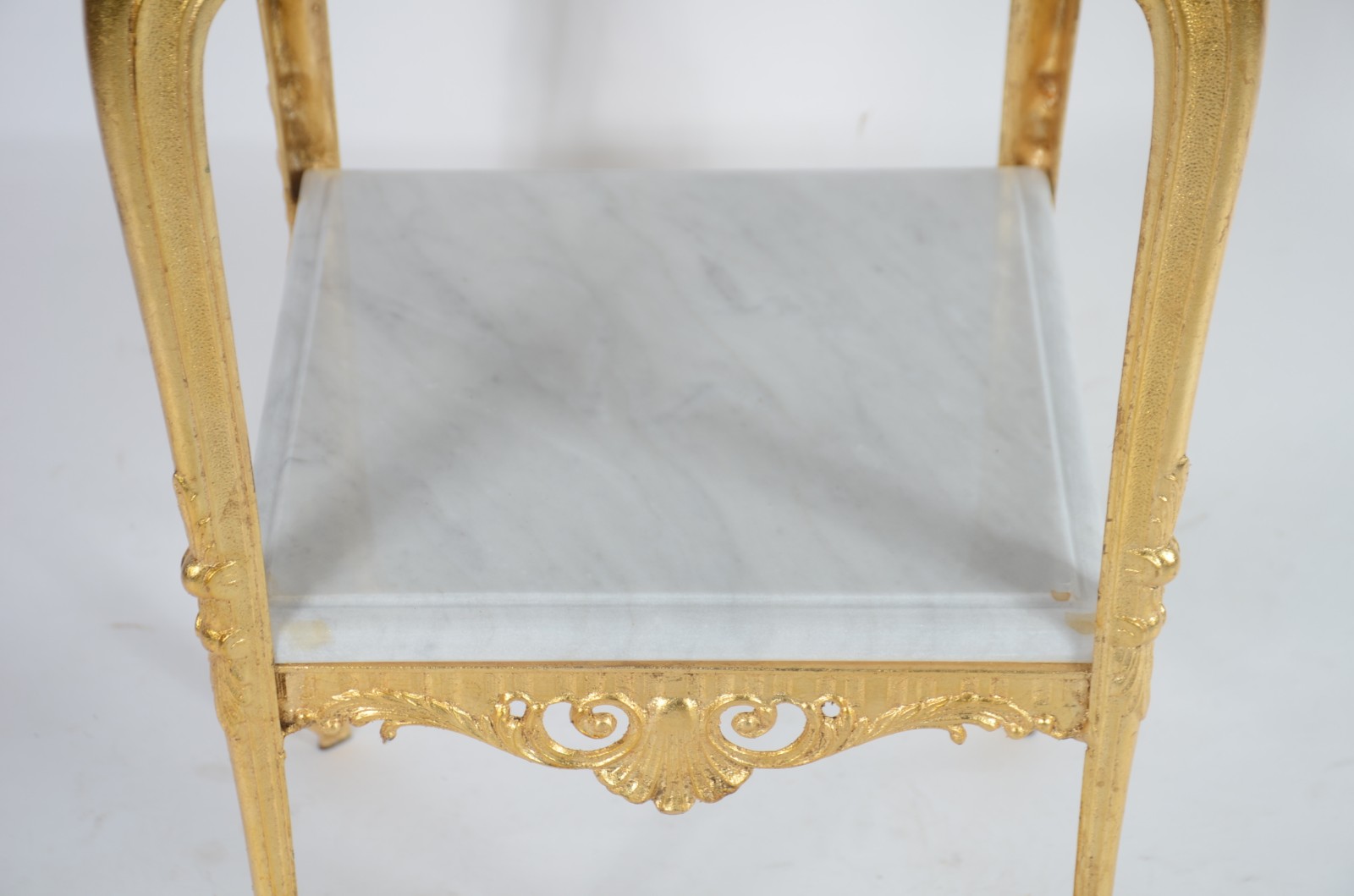 Elegante coluna de bronze com tampo e platô inferior de mármore... - foto 5 de 7