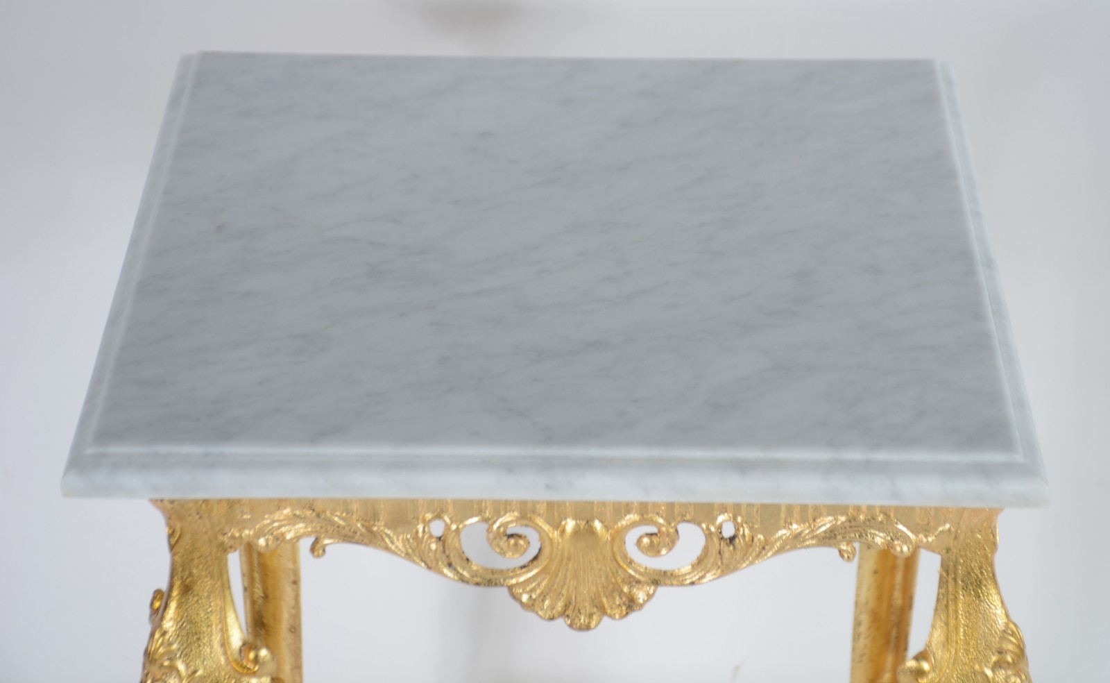 Elegante coluna de bronze com tampo e platô inferior de mármore... - foto 6 de 7