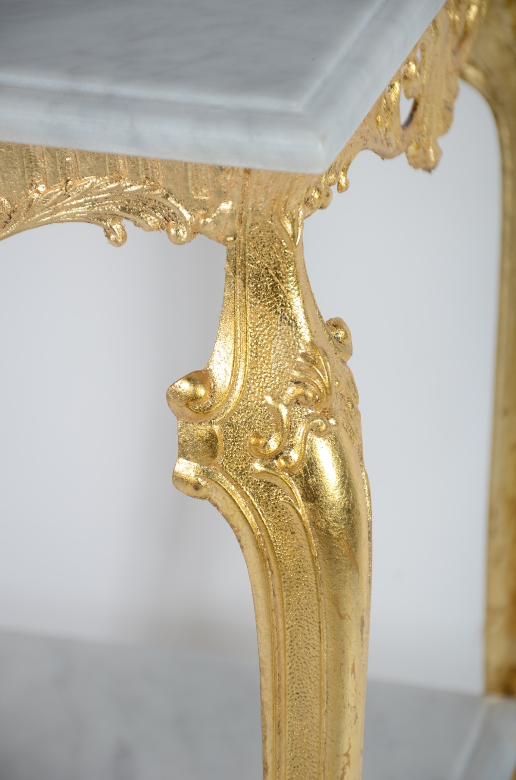 Elegante coluna de bronze com tampo e platô inferior de mármore... - foto 7 de 7