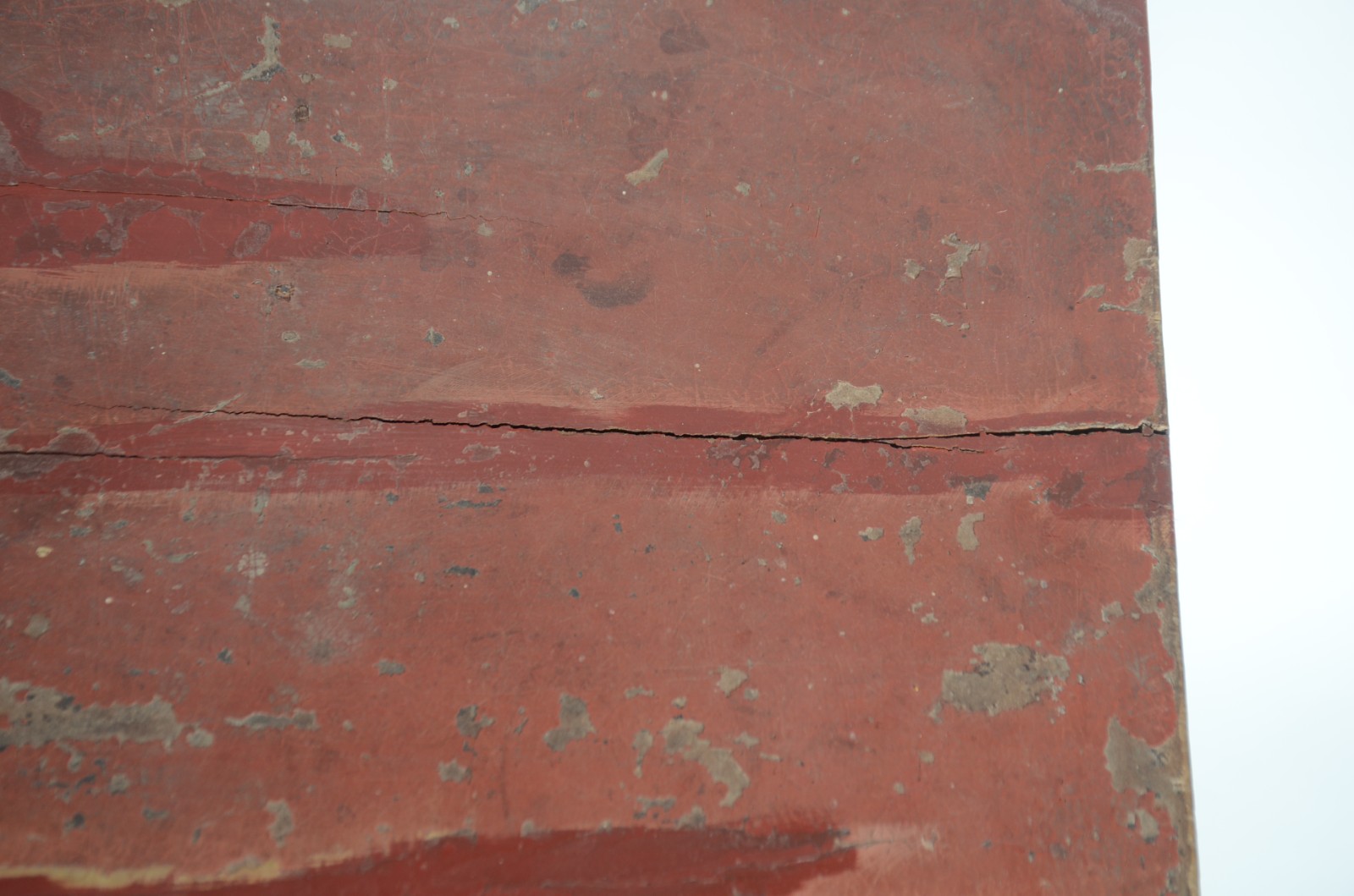 Baú de madeira patinada em vermelho, decorado com vegetação e... - foto 8 de 11