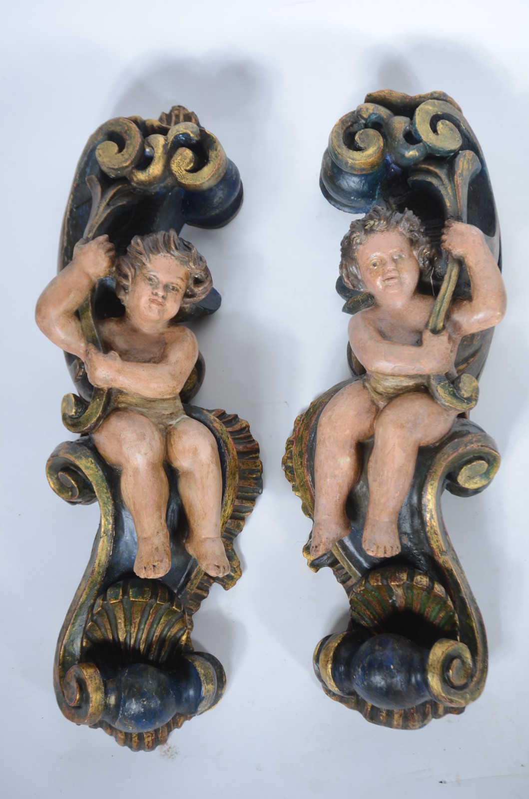 Antigo par de querubins em talha de madeira decoradas com volutas e... - foto 1 de 6