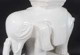 Elefante de cerâmica branca vitrificada, podend... - Elefante de cerâmica branca vitrificada, podendo ser usado como base para mesa.