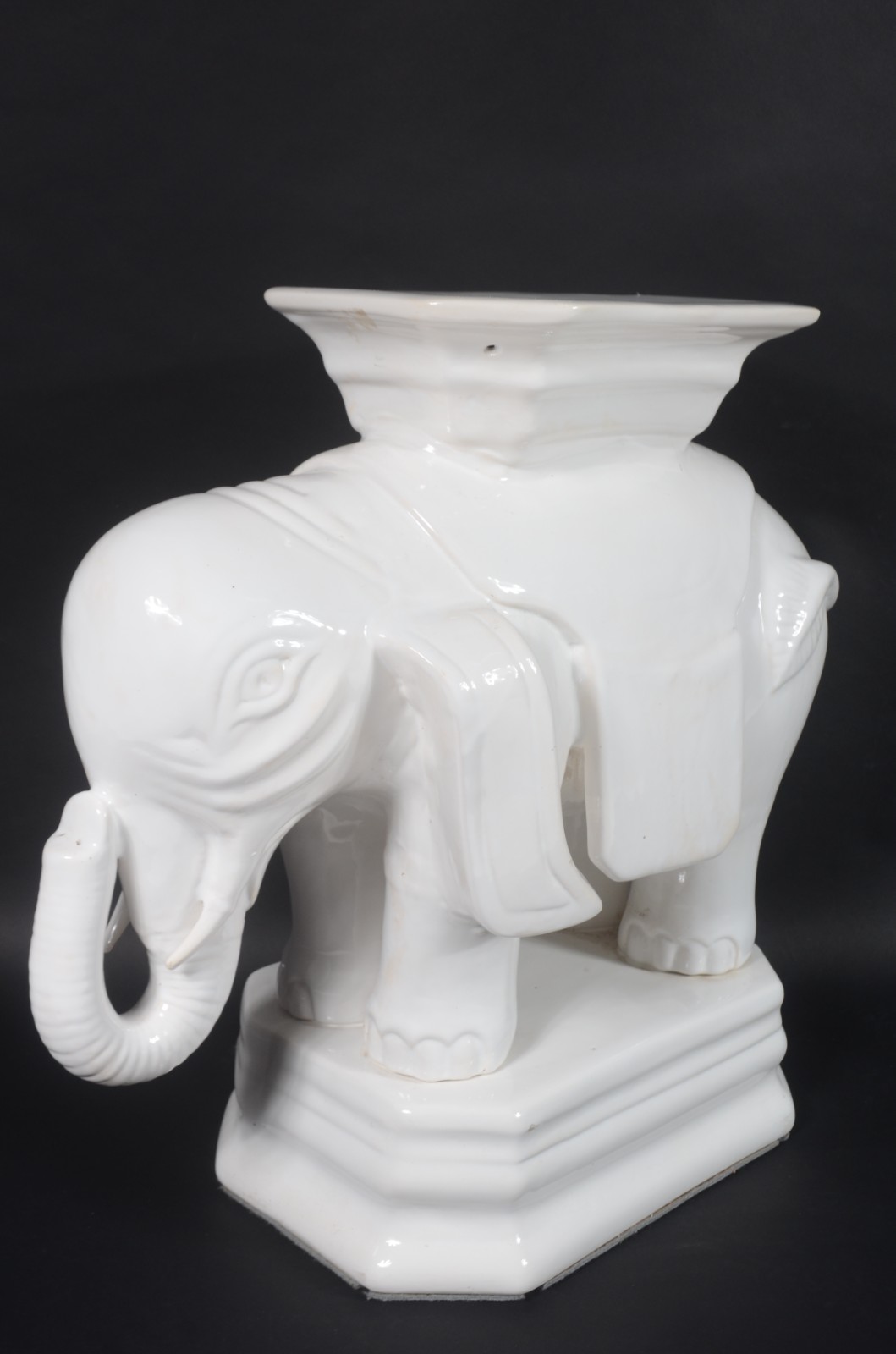 Elefante de cerâmica branca vitrificada, podendo ser usado como base... - foto 1 de 8