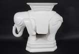 Elefante de cerâmica branca vitrificada, podend... - Elefante de cerâmica branca vitrificada, podendo ser usado como base para mesa.
