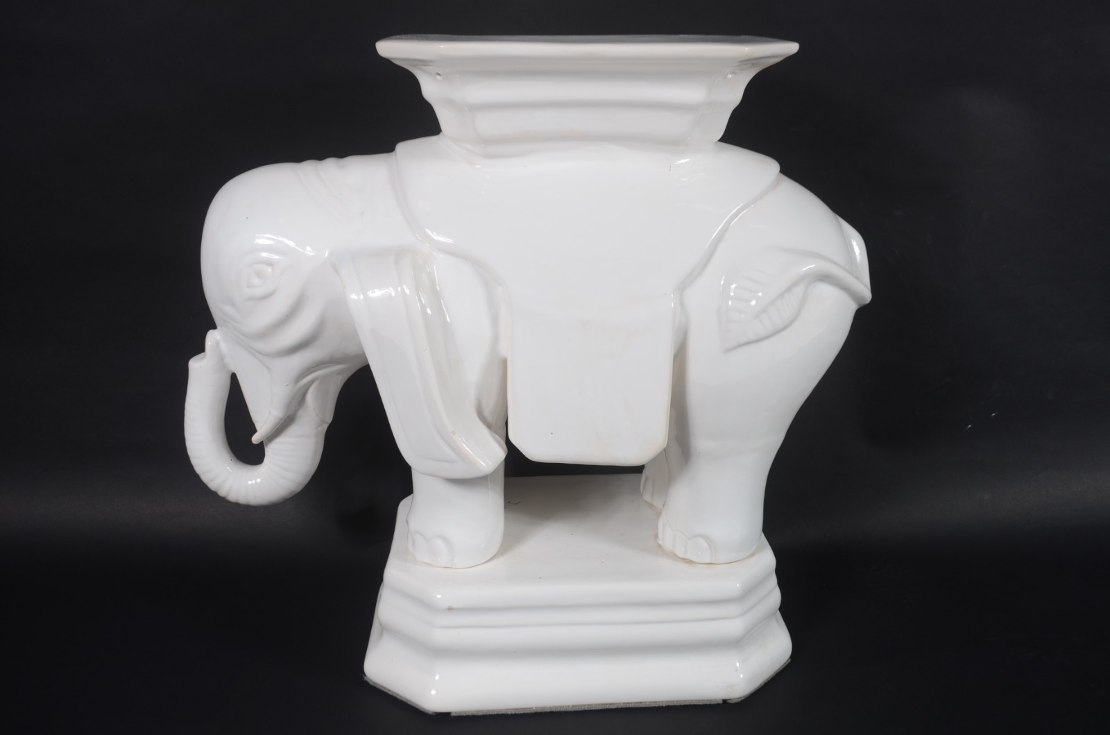 Elefante de cerâmica branca vitrificada, podendo ser usado como base... - foto 2 de 8