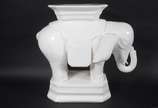 Elefante de cerâmica branca vitrificada, podend... - Elefante de cerâmica branca vitrificada, podendo ser usado como base para mesa.