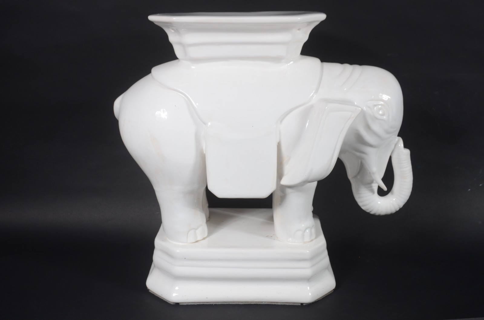 Elefante de cerâmica branca vitrificada, podendo ser usado como base... - foto 6 de 8