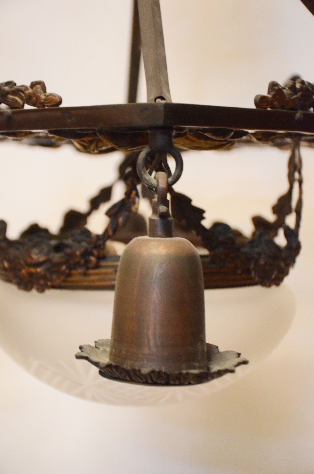 Lustre de metal dourado com bacia central de vidro fosco e quatro... - foto 4 de 7