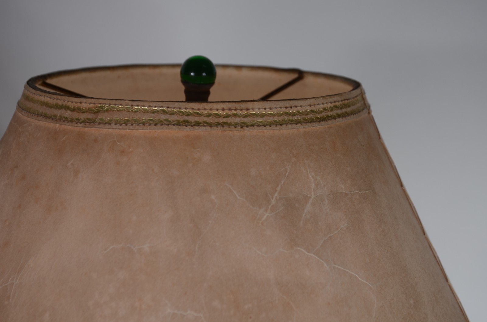 Par de abatjoures de faiança na forma de ânforas, decorados com cenas... - foto 8 de 8