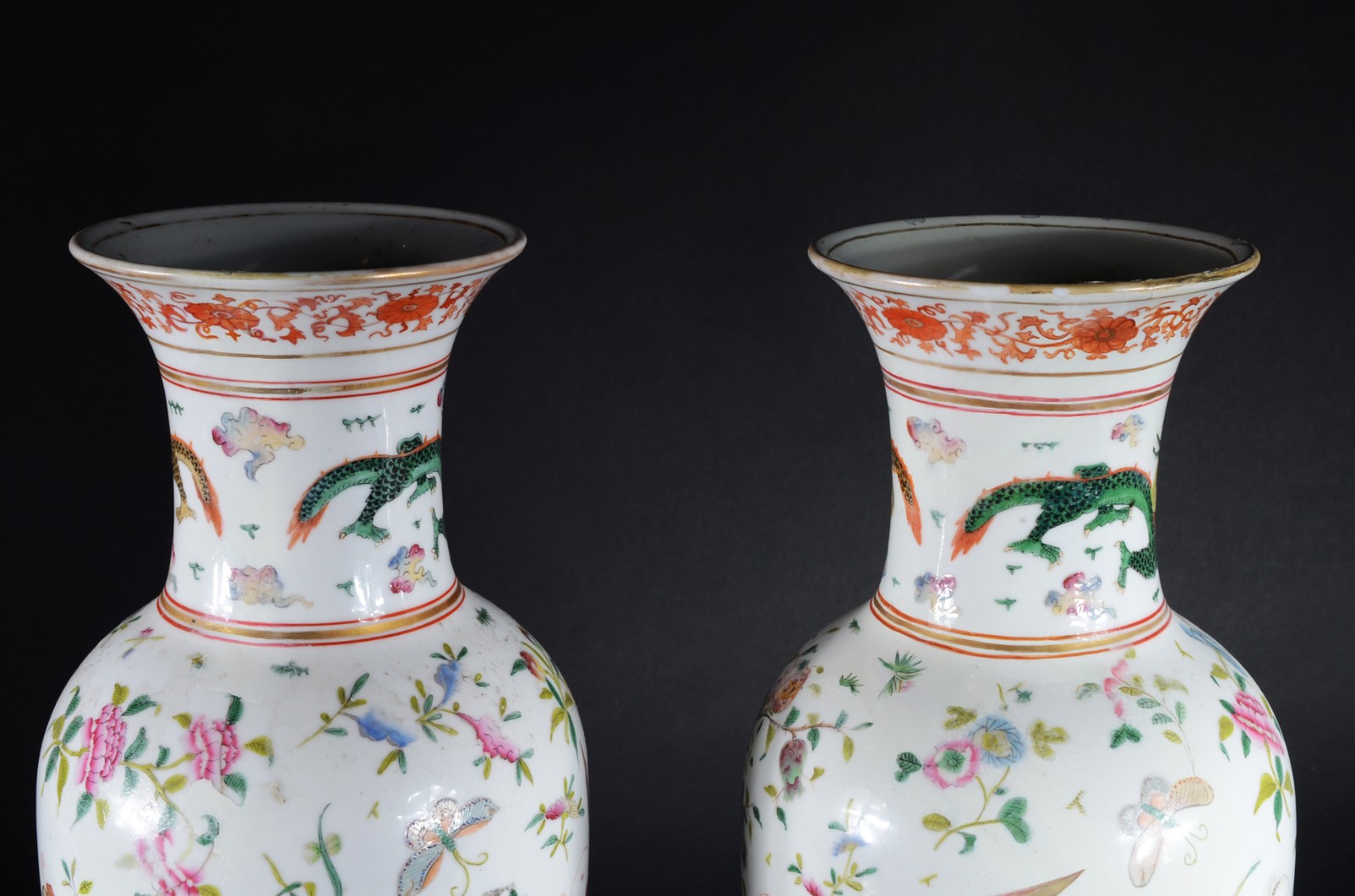Par de antigos vasos de porcelana oriental, decorados com figuras de... - foto 5 de 8