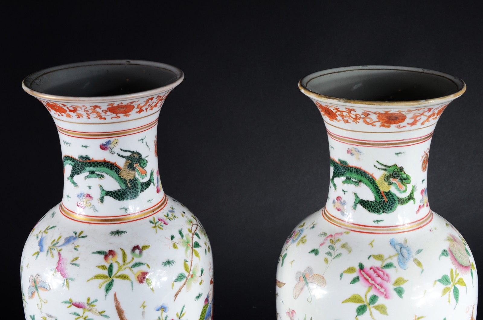 Par de antigos vasos de porcelana oriental, decorados com figuras de... - foto 6 de 8
