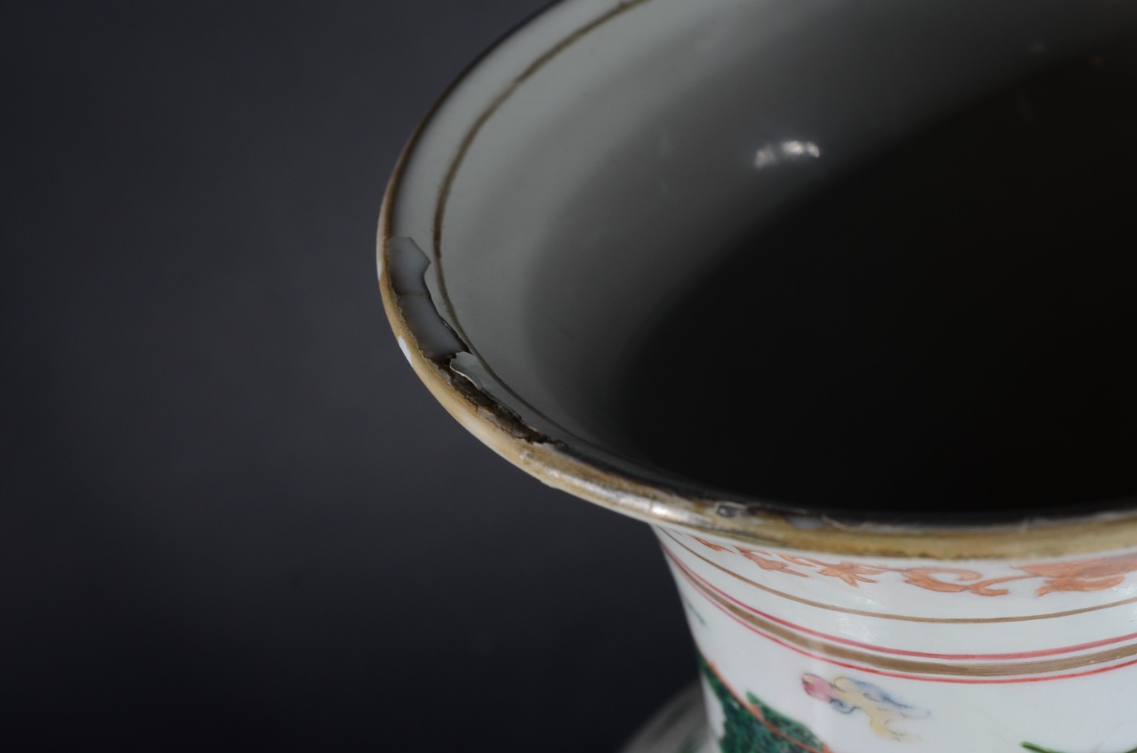 Par de antigos vasos de porcelana oriental, decorados com figuras de... - foto 7 de 8