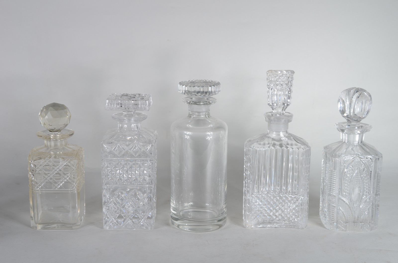 Cinco garrafas de cristal lapidado de diversas procedências. - foto 1 de 9
