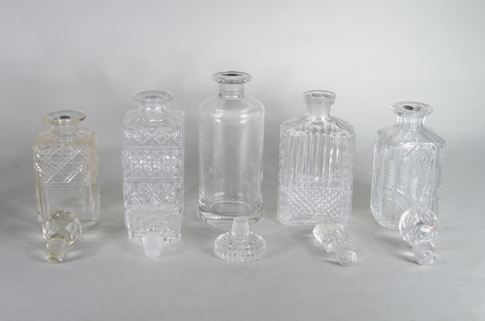 Cinco garrafas de cristal lapidado de diversas procedências. - foto 2 de 9