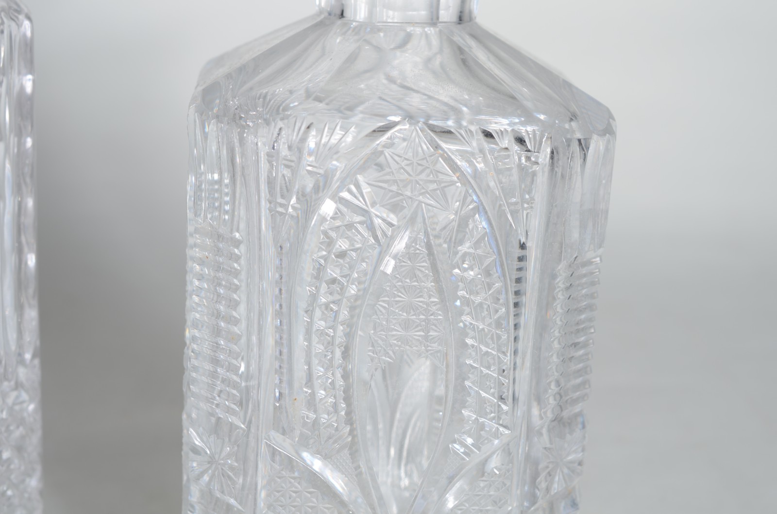 Cinco garrafas de cristal lapidado de diversas procedências. - foto 5 de 9