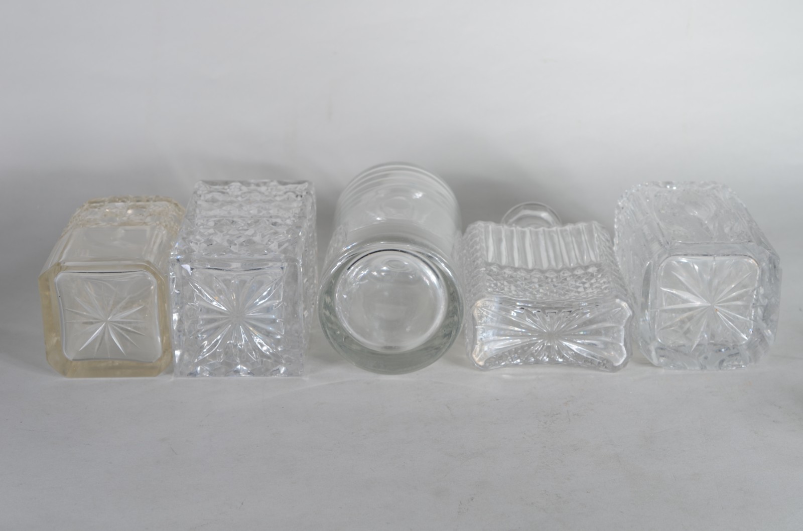 Cinco garrafas de cristal lapidado de diversas procedências. - foto 6 de 9