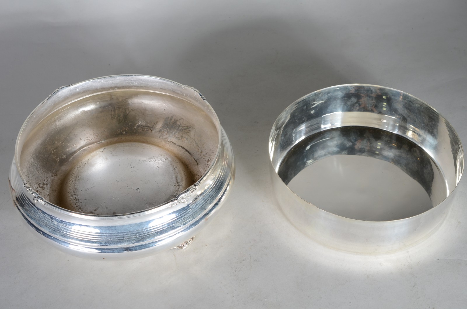 Três peças diversas de metal prateado, sendo: porta pratos em dois... - foto 5 de 9