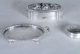 Três peças de prata de lei, sendo: pequena trav... - Três peças de prata de lei, sendo: pequena travessa com alças, fundo cinzelado e galeria vazada; e, 2 caixas porta jóias, uma delas portuguesa, ...