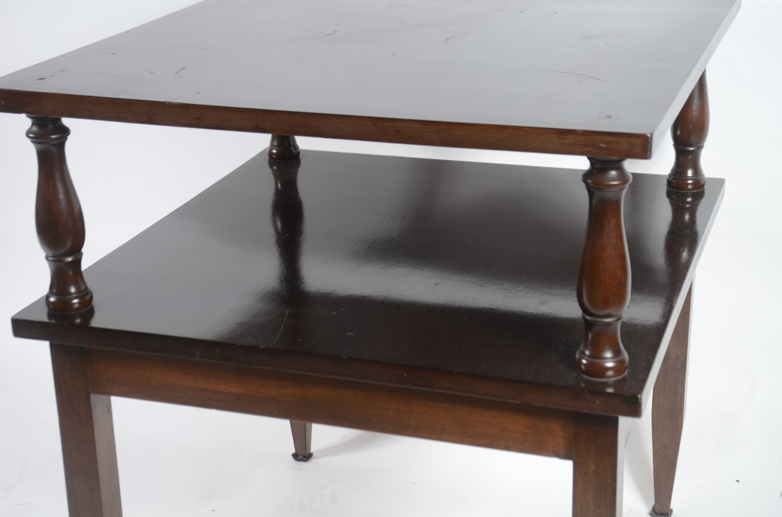 Mesa auxiliar com 2 platôs de madeira nobre unidos por pinos... - foto 3 de 7