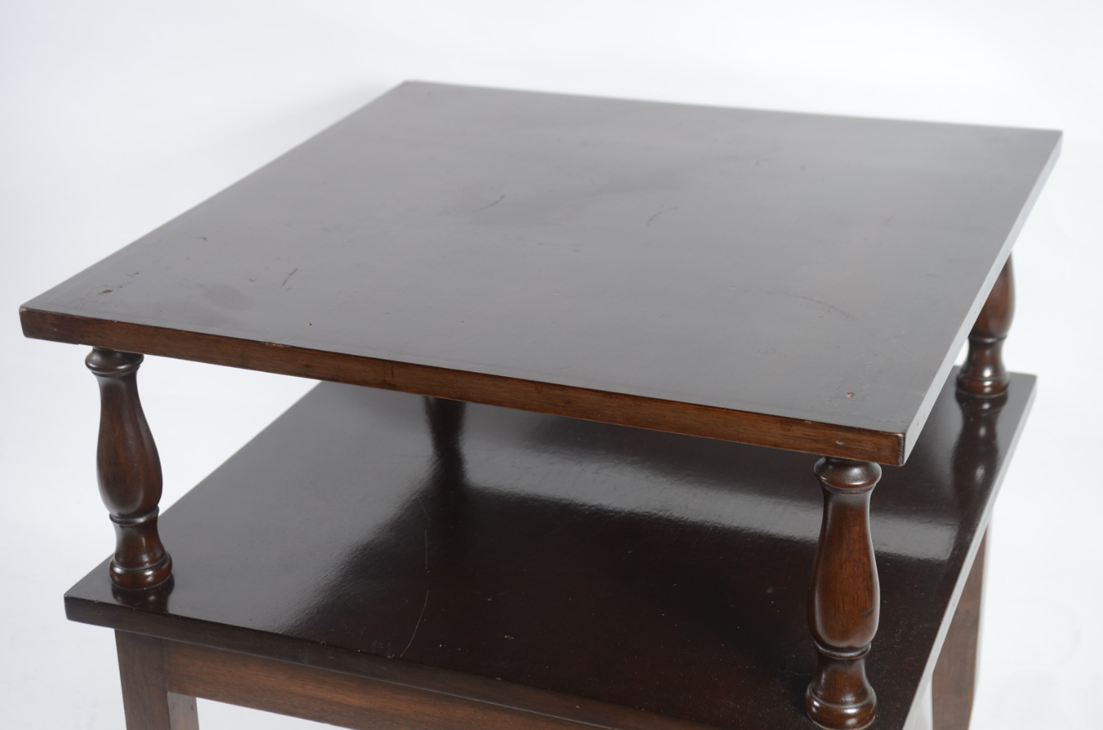 Mesa auxiliar com 2 platôs de madeira nobre unidos por pinos... - foto 5 de 7