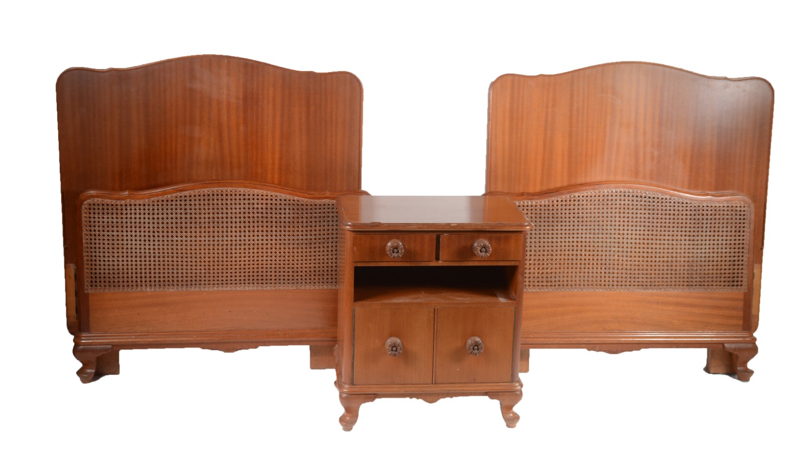 Conjunto para quarto, composto de: 2 camas de solteiro com peseiras... - foto 1 de 8