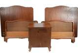 Conjunto para quarto, composto de: 2 camas de s... - Conjunto para quarto, composto de: 2 camas de solteiro com peseiras de palhinha, completas com estrados e laterais e, mesinha de cabeceira com g...