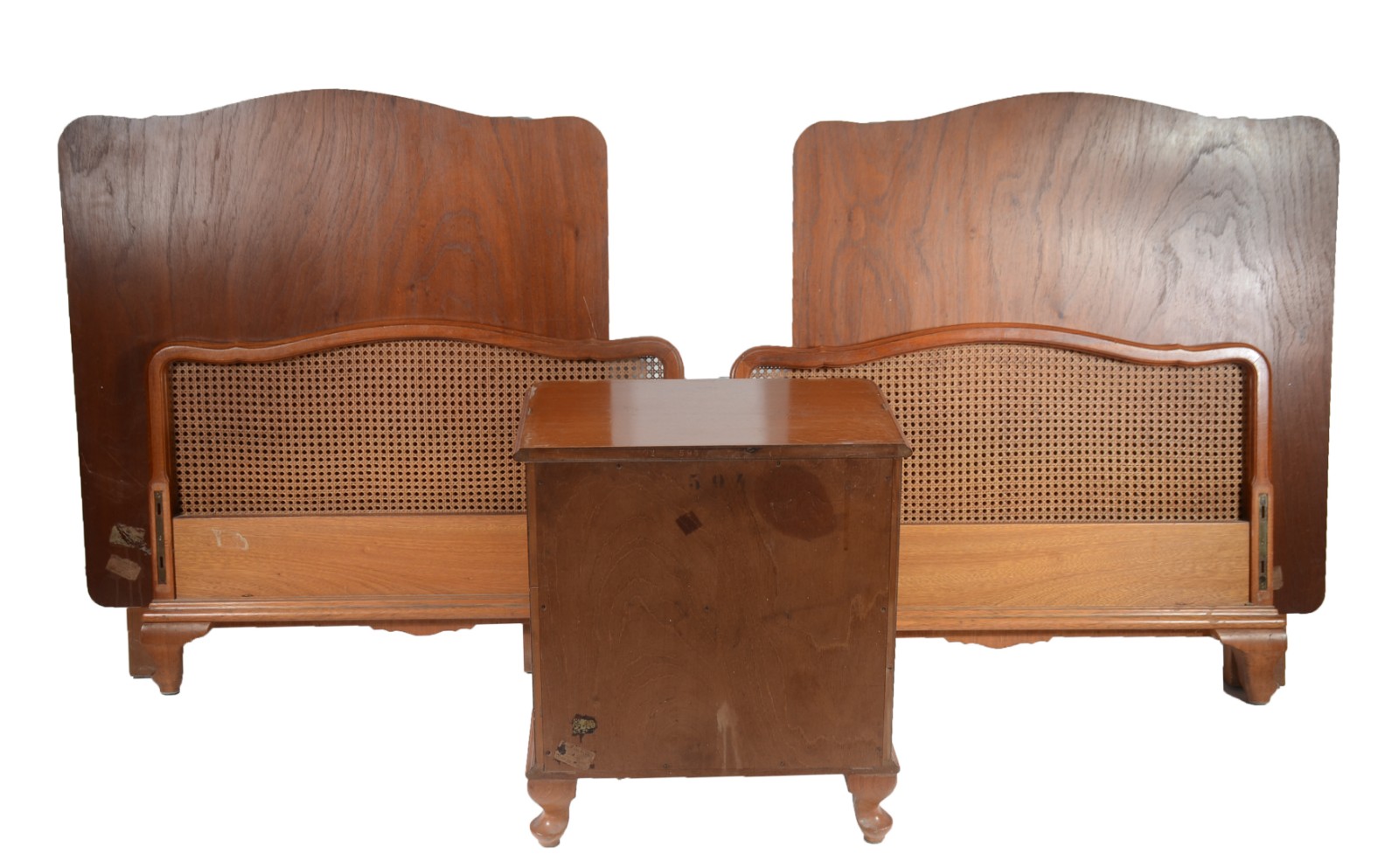 Conjunto para quarto, composto de: 2 camas de solteiro com peseiras... - foto 2 de 8