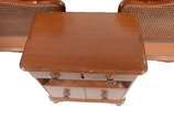 Conjunto para quarto, composto de: 2 camas de s... - Conjunto para quarto, composto de: 2 camas de solteiro com peseiras de palhinha, completas com estrados e laterais e, mesinha de cabeceira com g...
