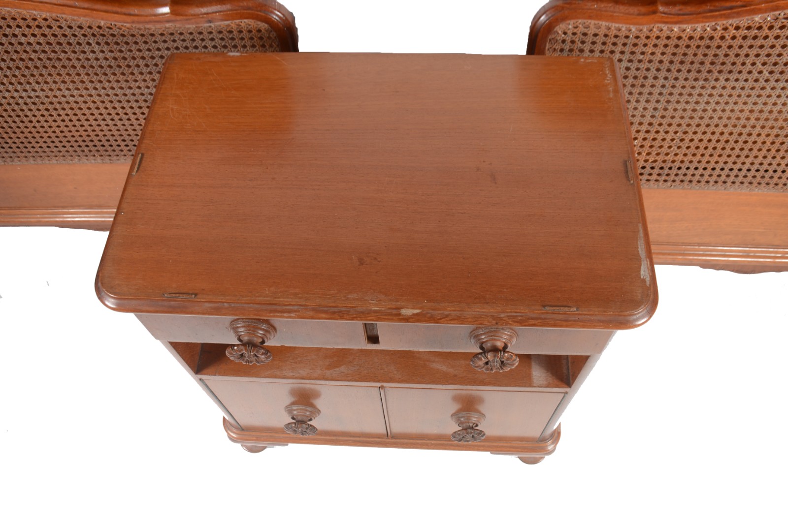 Conjunto para quarto, composto de: 2 camas de solteiro com peseiras... - foto 3 de 8