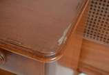 Conjunto para quarto, composto de: 2 camas de s... - Conjunto para quarto, composto de: 2 camas de solteiro com peseiras de palhinha, completas com estrados e laterais e, mesinha de cabeceira com g...