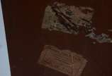 Conjunto para quarto, composto de: 2 camas de s... - Conjunto para quarto, composto de: 2 camas de solteiro com peseiras de palhinha, completas com estrados e laterais e, mesinha de cabeceira com g...