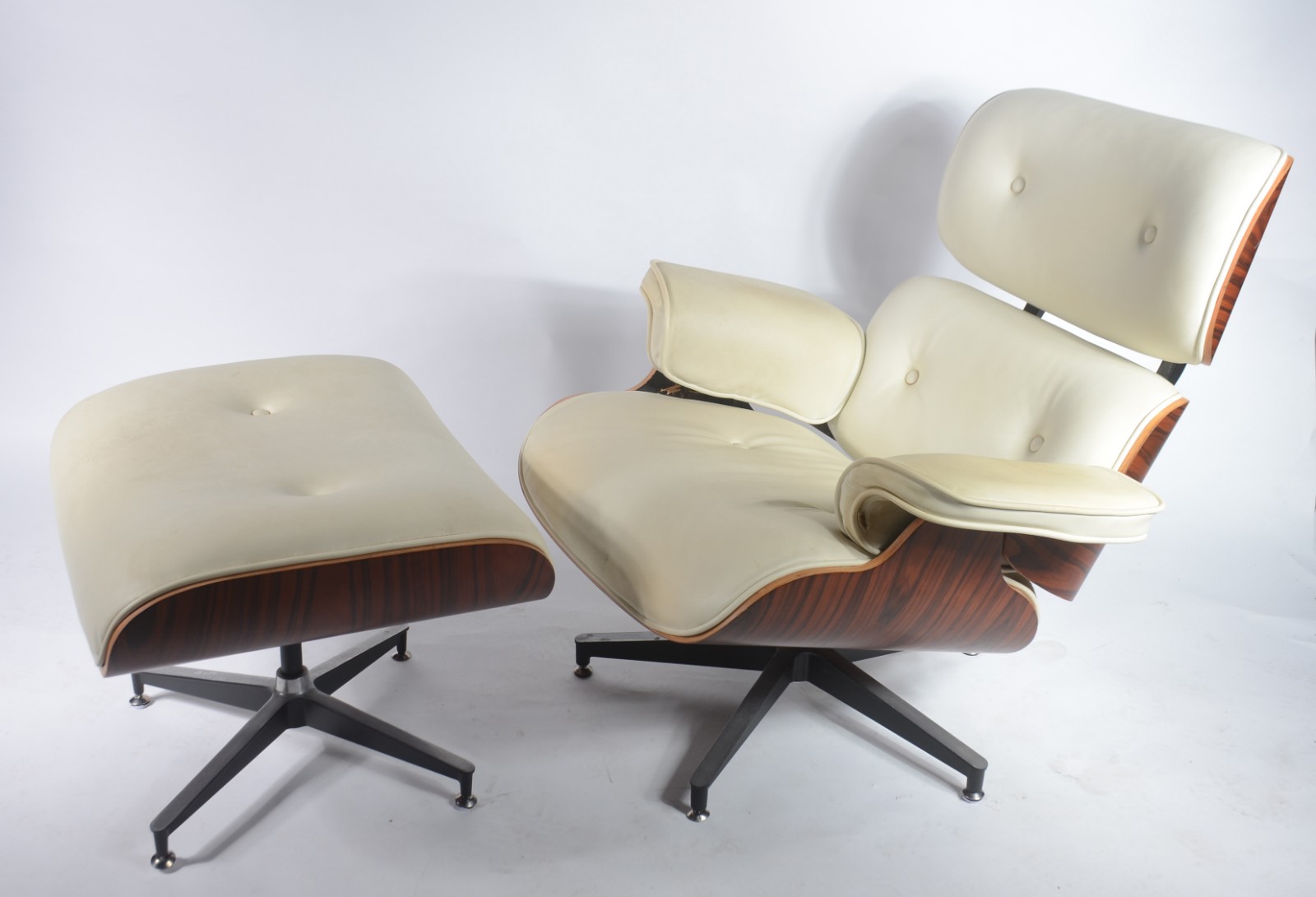 Poltrona e banqueta "Charles Eames" estofados na cor branca e... - foto 1 de 6