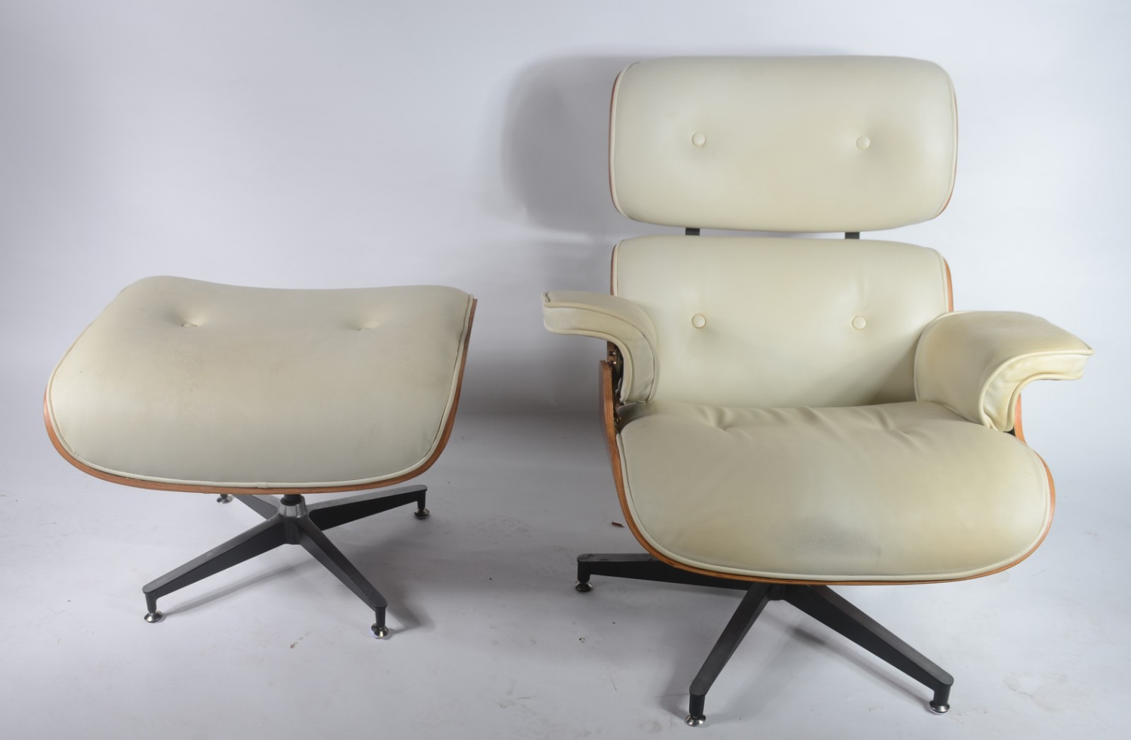 Poltrona e banqueta "Charles Eames" estofados na cor branca e... - foto 2 de 6