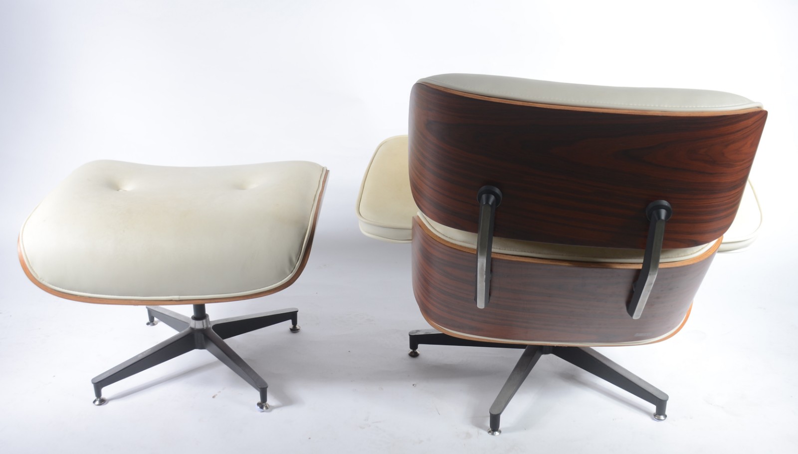 Poltrona e banqueta "Charles Eames" estofados na cor branca e... - foto 3 de 6