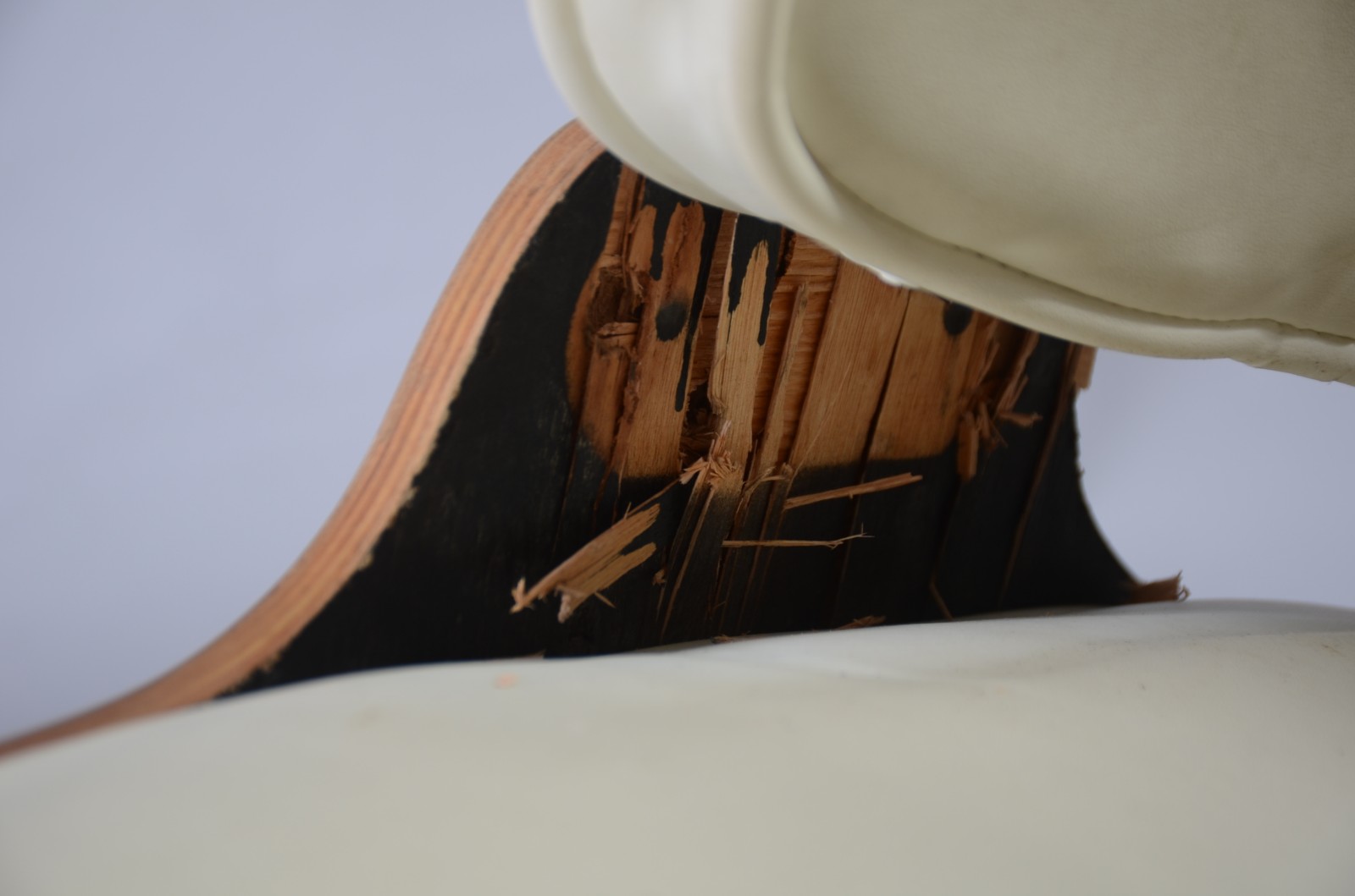 Poltrona e banqueta "Charles Eames" estofados na cor branca e... - foto 5 de 6