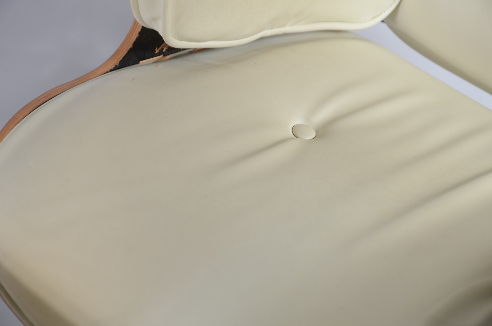 Poltrona e banqueta "Charles Eames" estofados na cor branca e... - foto 6 de 6