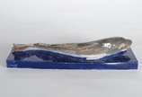 Três peças diversas de porcelana, sendo: escult... - Três peças diversas de porcelana, sendo: escultura na forma de peixe sobre base azul; prato  dinamarques B & G; e, pequeno vaso Royal Copenhagen.