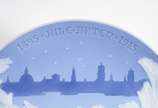 Três peças diversas de porcelana, sendo: escult... - Três peças diversas de porcelana, sendo: escultura na forma de peixe sobre base azul; prato  dinamarques B & G; e, pequeno vaso Royal Copenhagen.