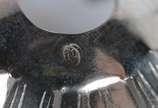 Três peças diversas de prata de lei, sendo: par... - Três peças diversas de prata de lei, sendo: par de bobeches para castiçais e, enfeite com recipiente com bico sobre pedestal. Peso total da prat...