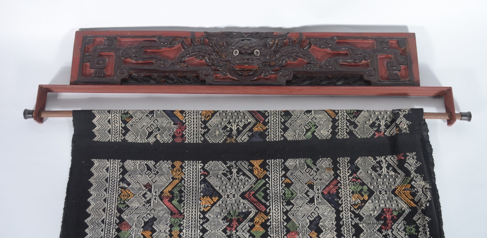 Tapete oriental com suporte de madeira para pendurar. (bordas com... - foto 2 de 9